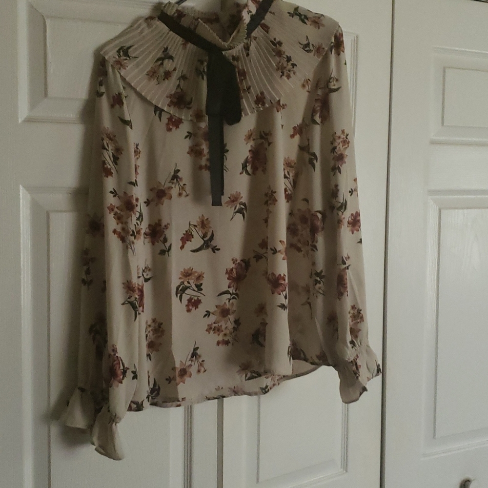 Blouse - Picture 2 of 3